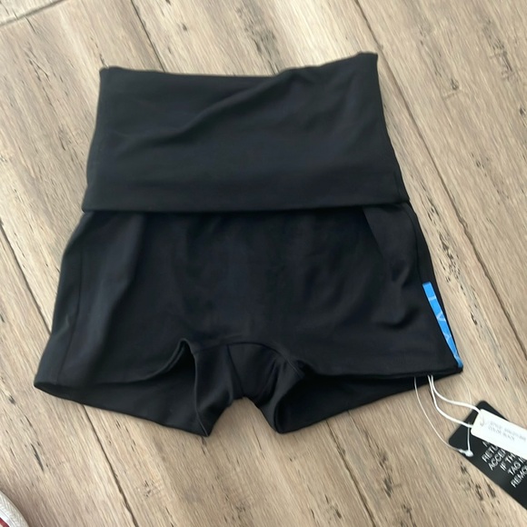 Are You Am I AYAI Active Nove High Waist Fold-Over Waist Black Workout Shorts XS - Picture 8 of 11